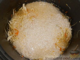 Рис с кабачками и капустой (в мультиварке): Залить водой (4 стакана) и тушить 25 минут.