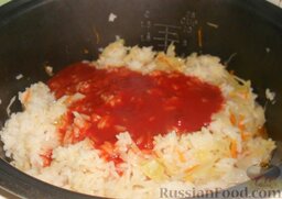 Рис с кабачками и капустой (в мультиварке): За 5 минут до готовности залить рис разведенной томатной пастой. Перемешать.