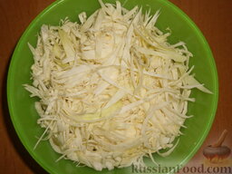 Рис с кабачками и капустой (в мультиварке): Капусту помыть, разрезать на 2 части и нашинковать одну половину.