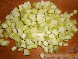 Рис с кабачками и капустой (в мультиварке): Кабачки помыть и нарезать кубиками.