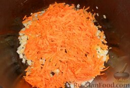 Рис с кабачками и капустой (в мультиварке): Добавить морковь и обжарить вместе с луком еще несколько минут.