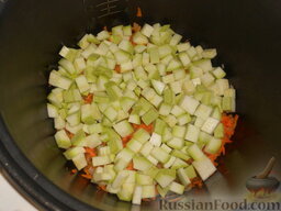 Рис с кабачками и капустой (в мультиварке): Затем добавить кабачки и обжарить в течение 5 минут.