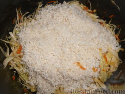 Рис с кабачками и капустой (в мультиварке): Затем добавить рис.