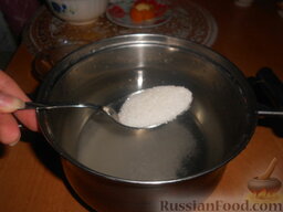 Клубничный кисель: Как приготовить клубничный кисель:    В кастрюлю влить 1 л воды, добавить сахар. (Если вы любите очень сладкие напитки, то количество сахара увеличьте в 1,5 раза.) Кастрюлю поставить на большой огонь и довести до кипения.