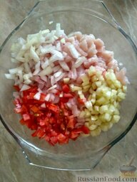 Куриные рубленые котлеты с помидорами и перцем: Промыть все овощи, обсушить. Нарезать мелким кубиком.