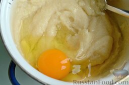 Манная запеканка с персиками: Манную кашу охладите до теплого состояния и смешайте с яйцом до однородности.