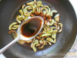 Жареные огурцы по-китайски: Туда же добавить мед, уксус, острый перец и соевый соус. По желанию посолить.