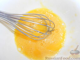 Огурцы, жаренные в панировочных сухарях: В миску вбить яйцо, посолить и взбить кулинарным венчиком.