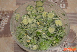 Свежий салат с плавленым сырком: Перемешать.