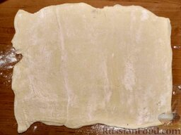Штрудель с клубникой и яблоками: Как приготовить штрудель с клубникой и яблоками:    Раскатать слоеное тесто в пласт около 3 мм толщиной.