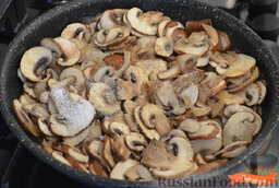 Картофельная запеканка с грибами и сыром: Обжарить лук до прозрачности. Добавить грибы. Жарить, часто помешивая, до готовности. Посолить и поперчить по вкусу.