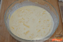 Картофельная запеканка с грибами и сыром: Взбить яйца, соль и белый молотый перец вилкой. Добавить сливки, тертый сыр и перемешать.