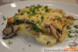 Картофельная запеканка с грибами и сыром: Подаем запеканку горячей, с овощным салатом.     Приятного аппетита!