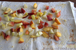 Сладкий рулет из лаваша с нектаринами и яблоками: Измельчаем яблоко, добавляем к общей заготовке.