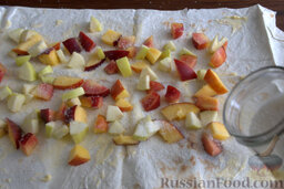 Сладкий рулет из лаваша с нектаринами и яблоками: Сверху начинку посыпаем сахаром.