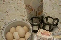 Заварные пирожные "Лебеди" со сгущенкой: Чтобы приготовить тесто для заварных пирожных, понадобятся следующие ингредиенты: мука, яйца, маргарин, вода и соль.