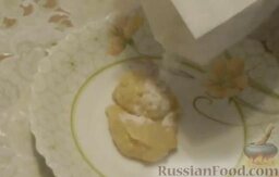 Заварные пирожные "Лебеди" со сгущенкой: Оставшуюся часть теста смешать с мукой.