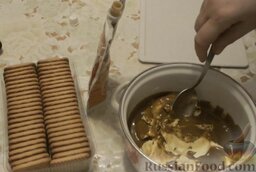 Заварные пирожные "Лебеди" со сгущенкой: Пока заварные пирожные выпекаются, сделать крем. Для этого смешать масло со сгущенкой и взбить миксером.