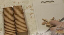 Заварные пирожные "Лебеди" со сгущенкой: Измельчить печенье.