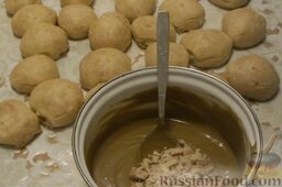 Заварные пирожные "Лебеди" со сгущенкой: Добавить печенье в крем и перемешать.