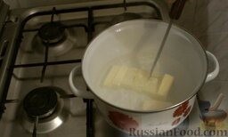 Заварные пирожные "Лебеди" со сгущенкой: Туда же добавить маргарин и размешивать до тех пор, пока маргарин не растворится.