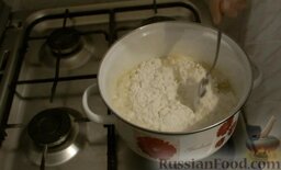 Заварные пирожные "Лебеди" со сгущенкой: Постепенно вмешать муку.