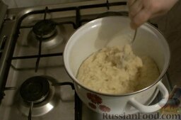 Заварные пирожные "Лебеди" со сгущенкой: Затем на слабом огне заварить тесто в течение 2-3 минут. Остудить заварное тесто до 70 градусов.