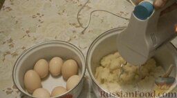 Заварные пирожные "Лебеди" со сгущенкой: В тесто постепенно вбивать яйца и размешивать миксером.