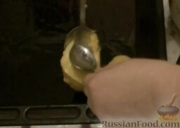 Заварные пирожные "Лебеди" со сгущенкой: С помощью чайной ложки выложить тесто на противень.