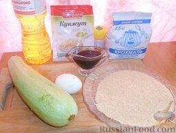 Кабачки, жаренные в панировке из сухарей и кунжута: Подготовить ингредиенты для жареных кабачков в сухарях и кунжуте.