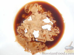 Кабачки, жаренные в панировке из сухарей и кунжута: В глубокой миске смешать крахмал с соевым соусом.