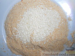 Кабачки, жаренные в панировке из сухарей и кунжута: Смешать панировочные сухари с семенами кунжута.