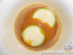 Кабачки, жаренные в панировке из сухарей и кунжута: Кабачки обмакнуть в яичной смеси.