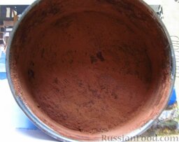 Большой праздничный торт: Разъемную форму диаметром 22 см смажьте сливочным маслом и присыпьте какао. Поместите пока форму в холодильник.
