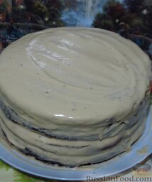 Большой праздничный торт: Сверху обмажьте торт кремом со всех сторон.