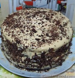 Большой праздничный торт: Посыпьте торт рубленым шоколадом. Уберите готовый торт в холодильник на 6-10 часов, лучше на сутки.