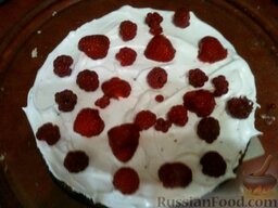 Бисквитный торт с ягодами и белковым кремом: Треть крема выложить на нижний корж. Равномерно распределить. Ягоды вымыть, высушить и выложить на корж.