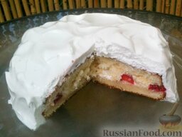 Бисквитный торт с ягодами и белковым кремом: Охладить бисквитный торт с клубникой и малиной в холодильнике (2 часа).   Приятного аппетита!