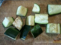 Овощной шашлык: Как приготовить овощной шашлык:    Кабачки вымыть и нарезать кубиками.