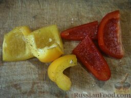 Овощной шашлык: Сладкий перец вымыть, удалить семена, нарезать квадратиками.