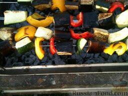 Овощной шашлык: Кусочки овощей нанизать на шампуры. Жарить овощной шашлык на горячих углях до мягкости, время от времени переворачивая.