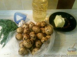 Молодой картофель, жаренный с чесноком и укропом: Подготовить продукты для приготовления жареного молодого картофеля.