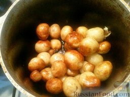 Молодой картофель, жаренный с чесноком и укропом: Картофель должен выглядеть вот так. Посолить его.