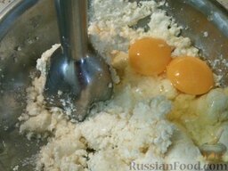 Творожно-клубничные кексы: Добавить яйца, пюрировать блендером.