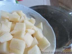 Летний суп с зеленым горошком: Так как дольше всего из овощей у нас будет вариться картофель, то забрасываем его в бульон первым, предварительно порезав на кубики.