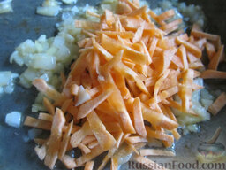 Летний суп с зеленым горошком: Узкой соломкой измельчаем морковь, добавляем ее к луку и чесноку. Совсем недолго обжариваем.