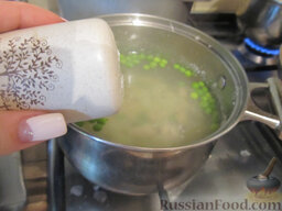 Летний суп с зеленым горошком: Забрасываем зажарку в суп.
