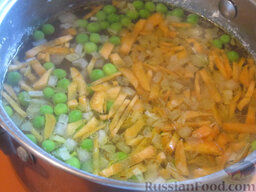 Летний суп с зеленым горошком: Солим куриный суп с зеленым горошком.
