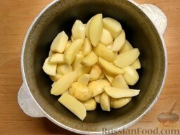Овощное рагу по-молдавски: Как приготовить овощное рагу по-молдавски:    Вымойте молодой картофель, разрежьте на 4 части.