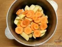 Овощное рагу по-молдавски: Вымойте и очистите от кожуры морковь. Нарежьте кружочками.